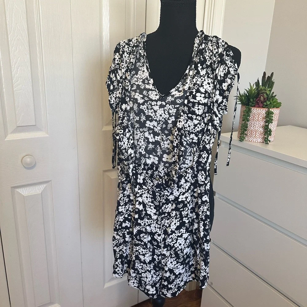 Express Black and White Floral Romper Short sleeves
Size 0 - Picture 3 of 8